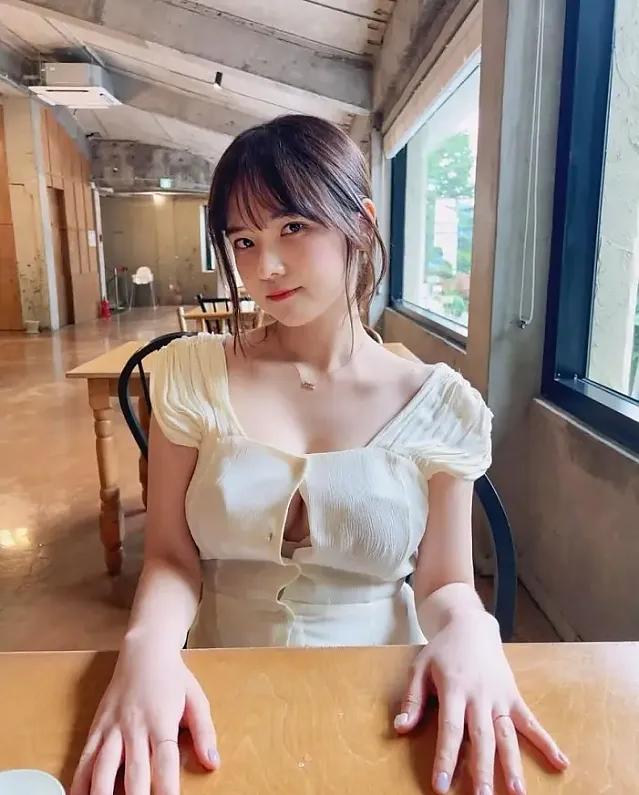 더워서 샤워중인 그녀