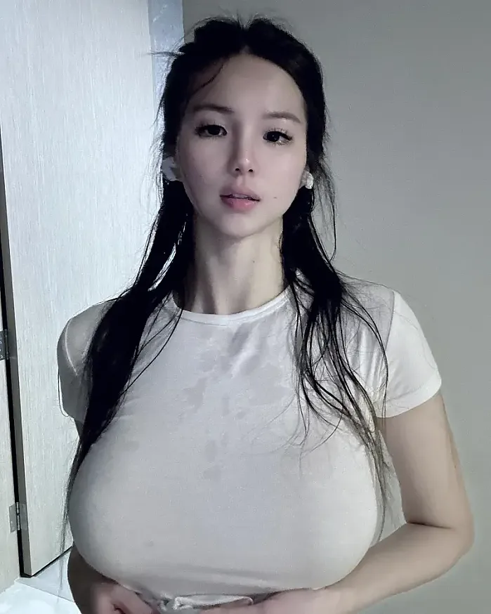 땀에 젖은 거대한 가슴