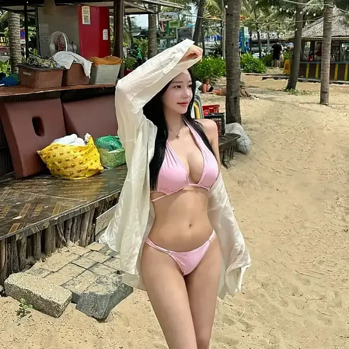 동남아 해변을 초토화시키니는 비키니녀