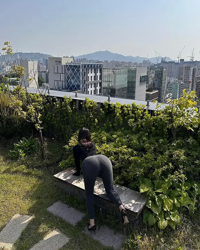 일관 되게 엉덩이 자랑