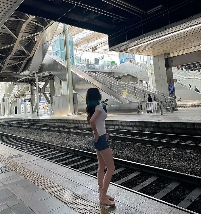 기차역 몸매 쩌는 슬랜더