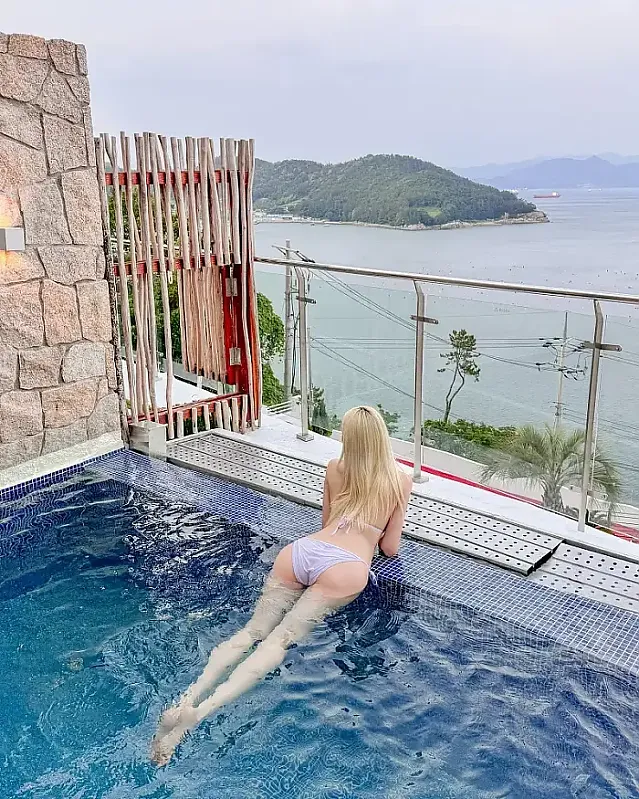 지중해 그리스의 럭셔리 리조트 분위기