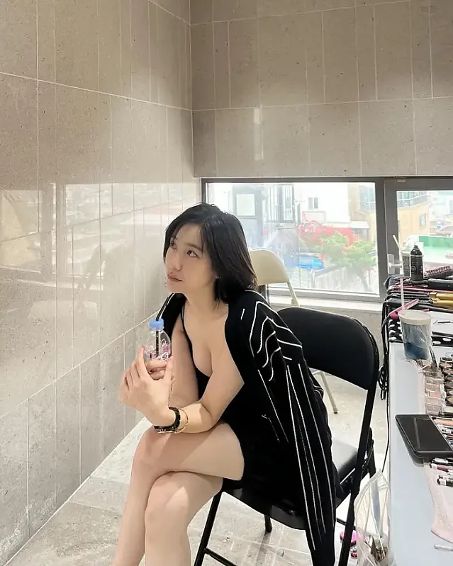 배우 박지현 가슴골